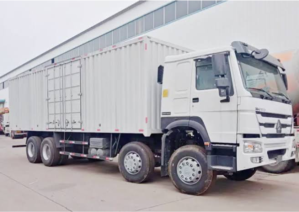 Sinotruk Howo 6x4 Van Cargo Truck